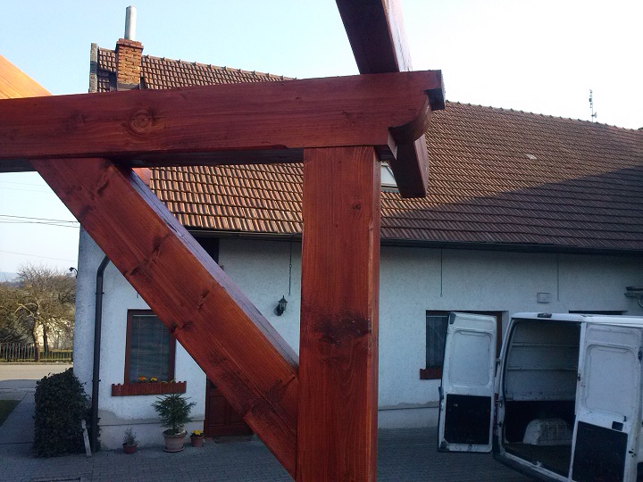 Stání pro automobily - konstrukce, krytina SATJAM, prosvětlení s trapézu