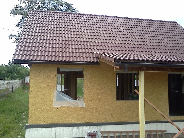 Konstrukce krovu s krytinou MEDITERRAN (višňová)