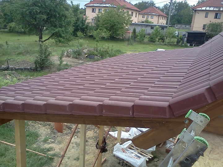 Konstrukce krovu s krytinou MEDITERRAN (višňová)