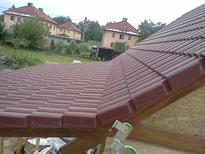 Konstrukce krovu s krytinou MEDITERRAN (višňová)