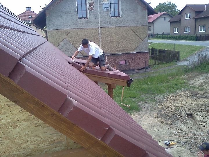 Konstrukce krovu s krytinou MEDITERRAN (višňová)